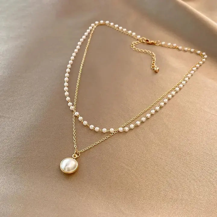 Elegant Gold Necklace with Pearls